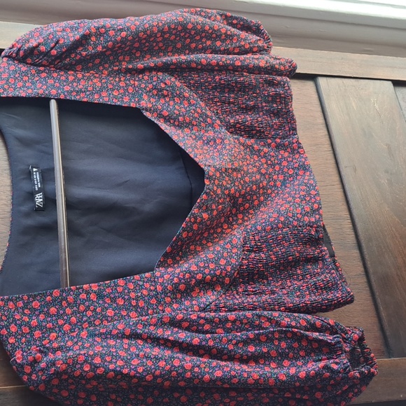 Zara USA S EUR 5 red rose floral elastic waist 1/2 top with puffy sleeves - Picture 3 of 4